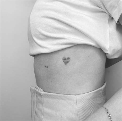 tatuajes sexis para mujer en el pecho|Tatuajes para mujeres en el PECHO: 30 diseños ATREVIDOS y。